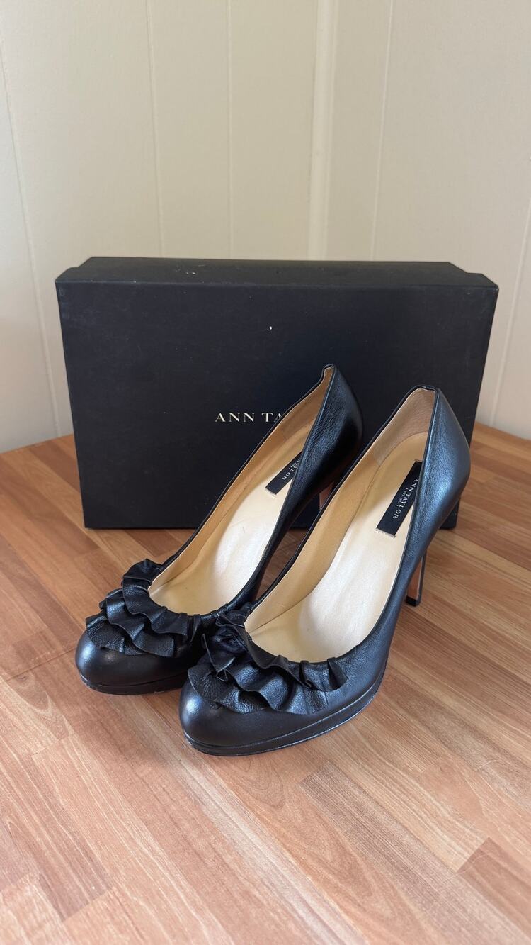 Ann Taylor Christine Black Leather Ruffle Pumps Heels Size 8 NIB